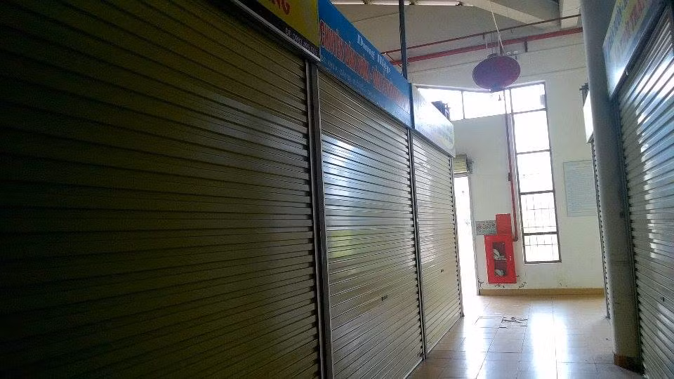 Tuy nhiên, khi nguyện vọng đó chưa thành sự thật thì nỗi lo cơm áo gạo tiền của các tiểu thương luôn thường trực với số tiền vay ngân hàng thường xuyên "đe dọa" họ.