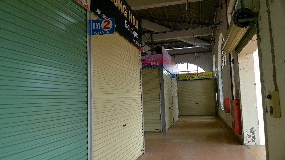 Khi đó các tiểu thương đều cho rằng: “Bà con tiểu thương đang sống ngắc ngoải sau trận hỏa hoạn giờ lại chuyển về chợ Hội Đô không khác nào chờ chết hẳn. Xây dựng chợ phải gần khu dân cư, nay lại chuyển đến nơi héo lánh xa xôi, không phù hợp với nhu cầu mua bán của nhân dân".