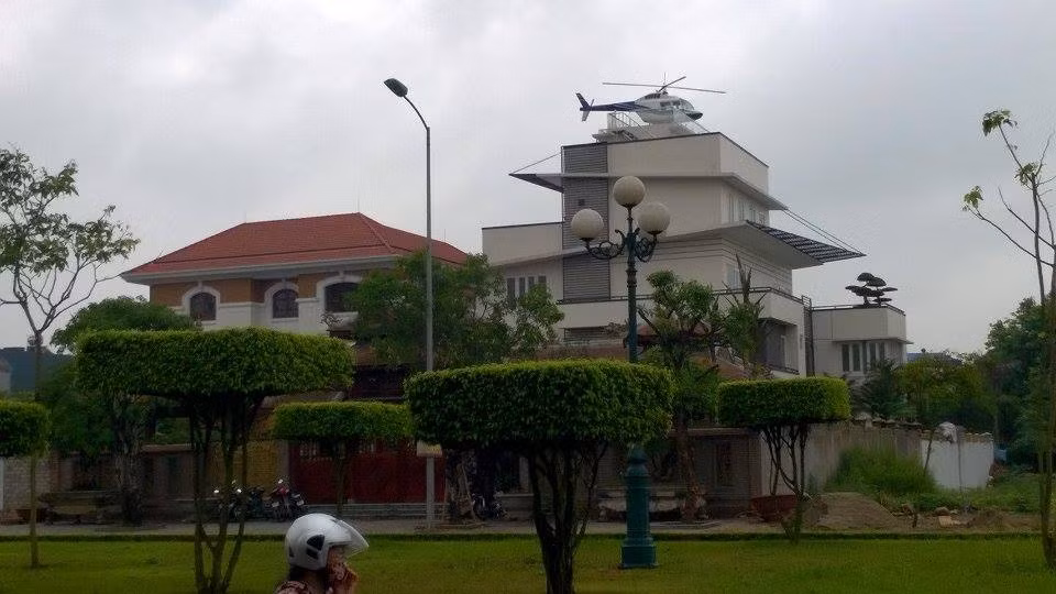 Căn biệt thự của đại gia Việt có mô hình trực thăng đậu trên nóc gây xôn xao dư luận vài ngày nay nằm trên đường Trường Chinh (Phường Tân Bình, TP Hải Dương). Căn biệt thự này cũng được đồn đoán có giá trị khủng. Tuy nhiên, chủ nhân biệt thự phủ nhận điều này.