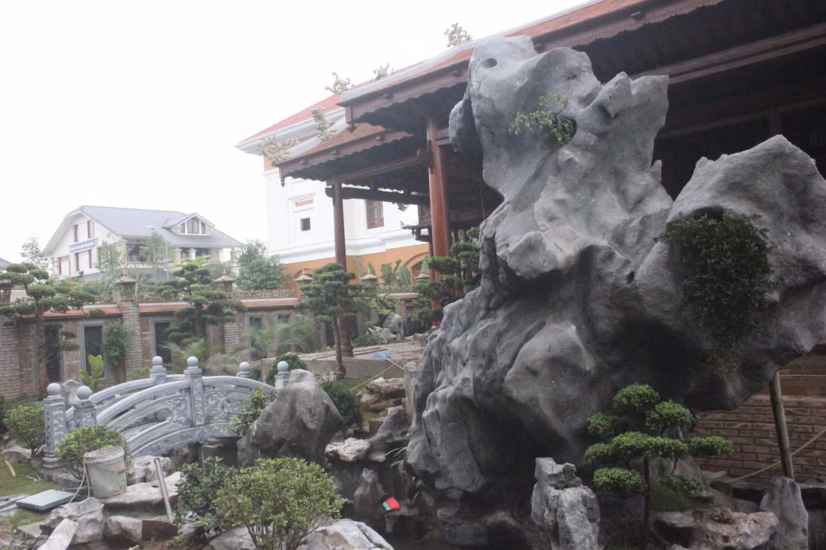 Khuôn viên bên trong sân nhà trước trang trí bằng những hòn non bộ tạo thành kiến trúc đẹp nhưng cũng không có gì quá đặc biệt.