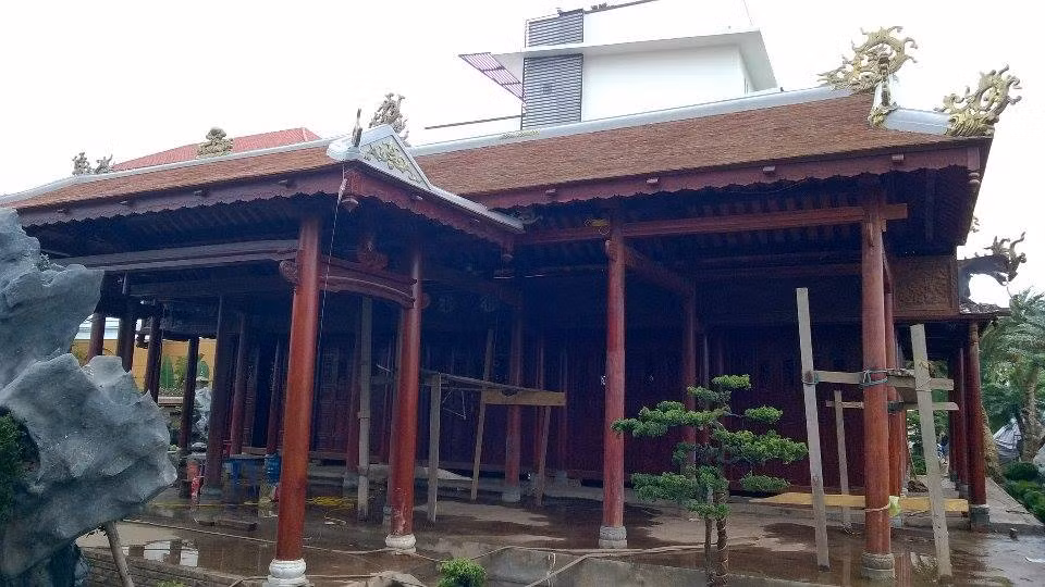 Căn nhà gỗ này được chủ nhân xây dựng nhằm giới thiệu để ai có nhu cầu mua nhà gỗ thì chủ nhà sẽ đáp ứng.