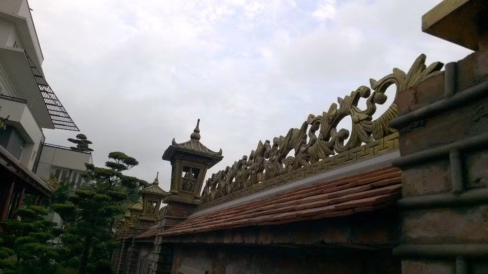 Những trang trí trên tường bao nhà nhìn bắt mắt nhưng vật liệu làm nên nó cũng rất phổ thông.