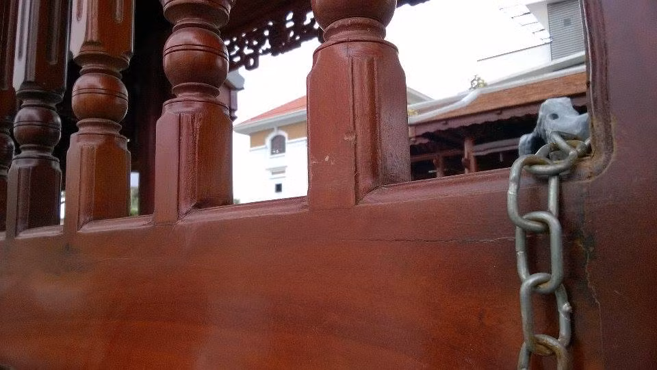Nếu để ý, có thể dễ dàng nhận thấy những vết nứt ngang trên cổng cho thấy loại gỗ dùng làm cổng không phải gỗ đặc biệt có giá trị.