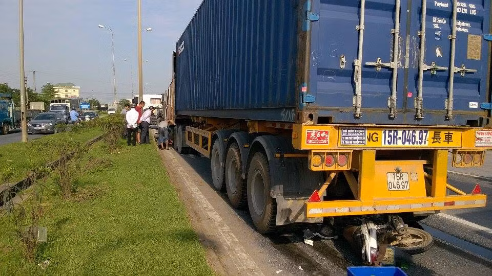 Xe máy BKS 16P4 6128 do một người đàn ông điều khiển do bất ngờ cũng lao thẳng vào xe container 16M8997.
