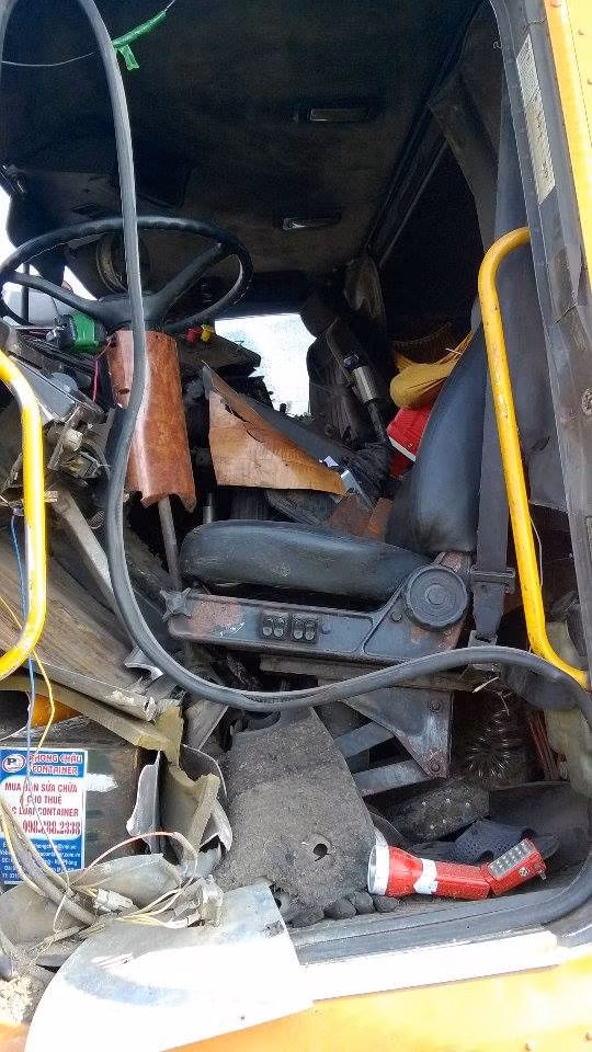 Tài xế xe container 16M8997 may mắn thoát chết cho biết, do lái xe container đi trước phanh chết, khoảng cách gần nhau nên đột ngột không thể phanh kịp.