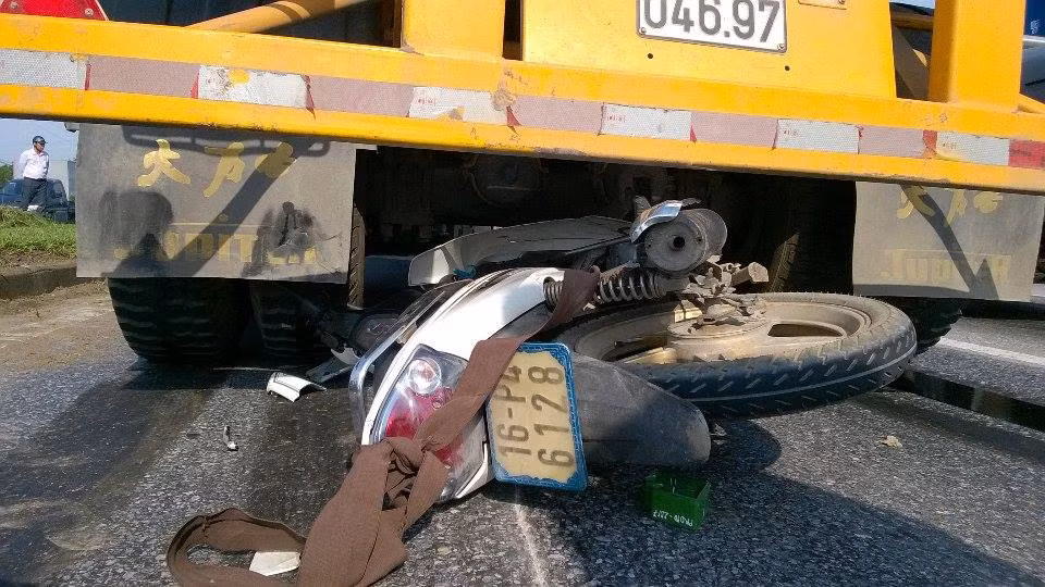 Vụ tai nạn cũng làm lái xe máy phải đi cấp cứu trong tình trạng nguy kịch.