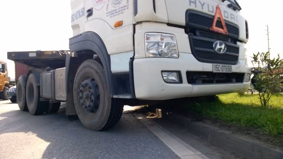 Do bị tông mạnh, xe BKS 15C 07950 bị đẩy phần đầu kéo lên rải phân cách QL5.