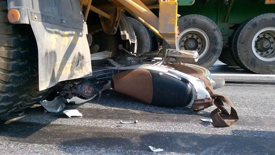 Xe máy chui tọt vào gầm container tại hiện trường.