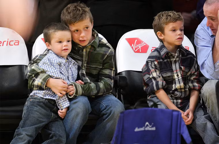 Hình ảnh hai anh em Brooklyn và Cruz tình cảm thật đáng yêu khi được bố cho đi xem một trận bóng rổ.