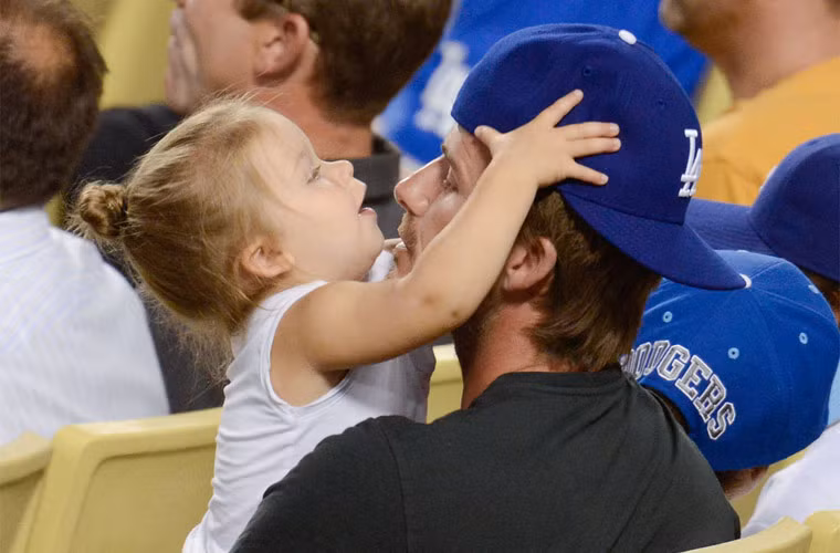 Cô công chúa út Harper là cục cưng của bố Beck nên đi đâu cũng bám dính lấy bố. Hai bố con luôn có những khoảnh khắc âu yếm rất tình cảm.