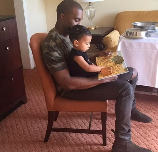 Kim Kardashian mang thai con trai