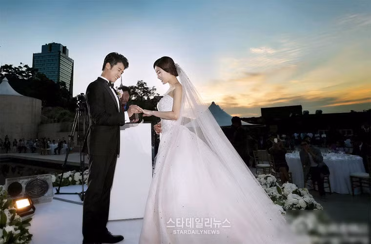 Nam diễn viên nổi tiếng xứ Hàn Ahn Jae Wook và nữ diễn viên Choi Hyun Joo đã chính thức làm đám cưới vào ngày 1/6 sau 7 tháng hẹn hò.