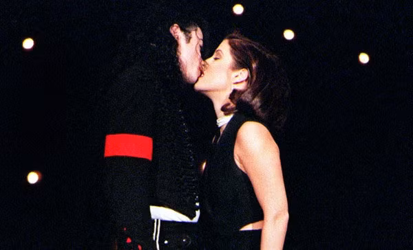 Năm 1994 để chứng minh cho cuộc hôn nhân của mình và Lisa Marie Presley là thật, Michael Jackson đã hôn vợ trên sân khấu một show ca nhạc của mình. Đa số khán giả chứng kiến cho rằng nụ hôn này là “diễn”. Hai năm sau, cặp sao đình đám Hollywood ly hôn.