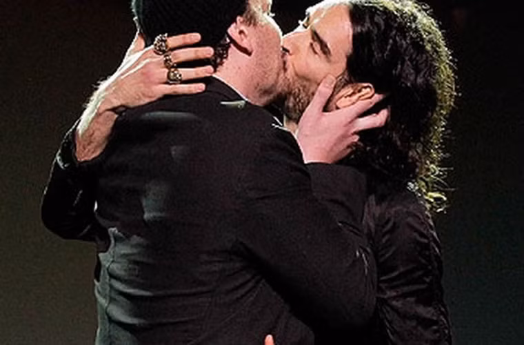 Nam diễn viên hài người Anh Russell Brand và bạn diễn Jason Segel trong phim "Forgetting Sarah Marshall" chẳng ngại ngần hôn nhau ngấu nghiến như hai kẻ yêu nhau khi đang tham gia sự kiện quyên góp cho nạn nhân động đất Haiti năm 2010.