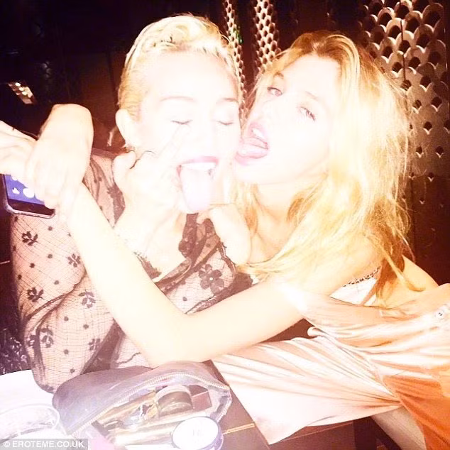 Miley và thiên thần 24 tuổi gặp nhau nhờ trợ lý và cũng là bạn thân của Miley giới thiệu. Trong một cuộc phỏng vấn với tạp chí V đầu năm nay, Stella đùa, cô đã gặp Miley qua ứng dụng hẹn hò dành cho người gay và lưỡng tính Grindr.