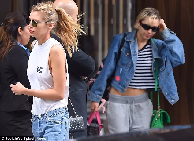 Miley và Stella bị bắt gặp cùng nhau bước ra từ một khách sạn. Cô và người tình tin đồn có một sở thích chung đó là nude.