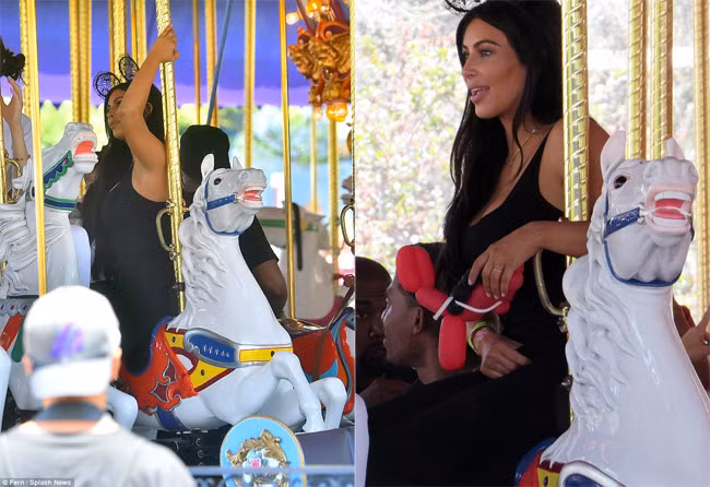 Ngôi sao truyền hình thực tế tranh thủ tạo dáng trên đu quay chụp ảnh dù cô không phải là nhân vật chính trong buổi tiệc.