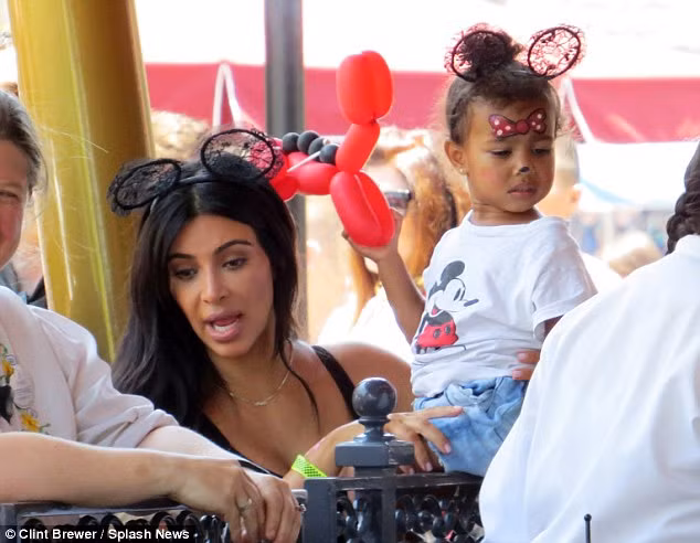 Ngày 15/5, vợ chồng Kim Kardashian đã tổ chức bữa tiệc sinh nhật cho con gái North West ở công viên Disneyland. Hai mẹ con Kim cùng đội mũ tai chuột Minnie và cô bé Nori còn được vẽ lên mặt hình chiếc nơ rất ngộ nghĩnh.