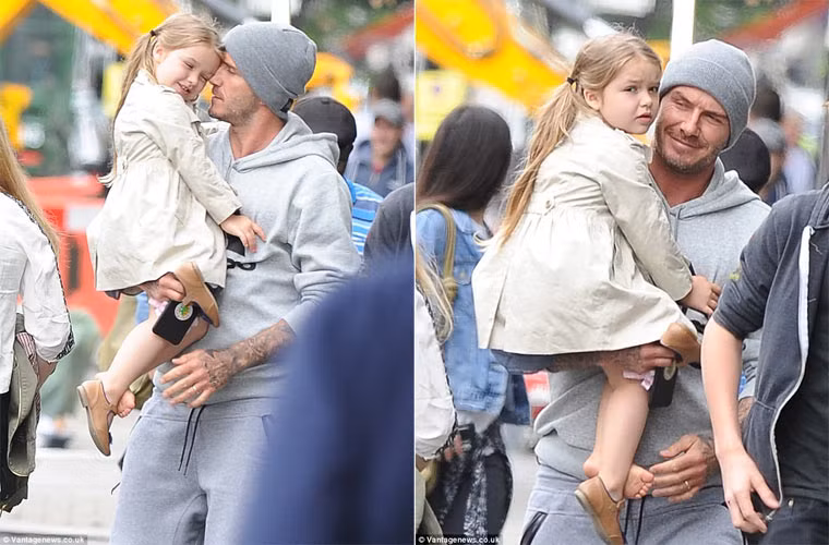  Con gái út nhà Beck-Vic - Harper luôn được bố cưng chiều hết mực và luôn đòi bố bế ẵm mỗi khi đi chơi. David Beckham cùng cô con gái út 3 tuổi Harper đã khiến ai nấy phải ghen tị vì tình cảm bố con quấn quýt khi anh bế Harper đi dọc phố Tây London.