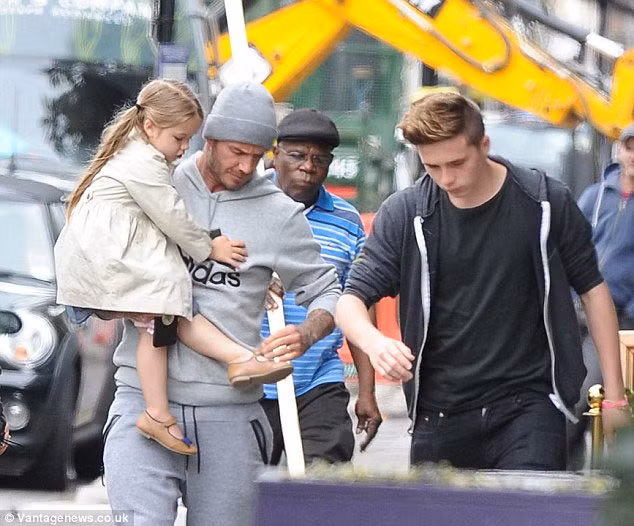 Cử chỉ ân cần mà David dành cho con gái út như bế ẵm, rồi chỉnh giày dép khiến ai nấy nhìn thấy đều ngưỡng mộ.