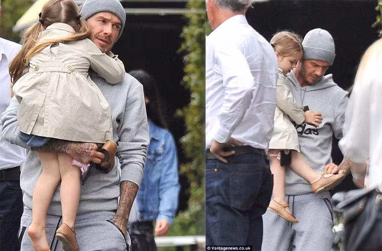 Trong khi bố Beck ăn mặc giản dị với bộ nỉ màu xám thì Harper vẫn như mọi khi luôn sành điệu. Cô bé mặc áo khoác Buberry, váy taffeta màu xanh navy, giày Carrement Beau.