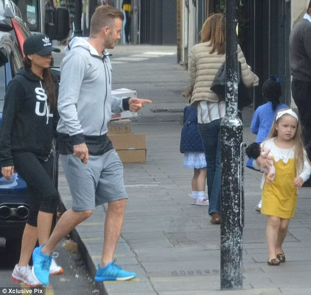 Trước đó, Harper được bố mẹ cho đi uống cà phê ở Tây London. Cô bé Harper đáng yêu trong bộ váy vàng, tay bế búp bê, tung tăng đi trước bố mẹ.