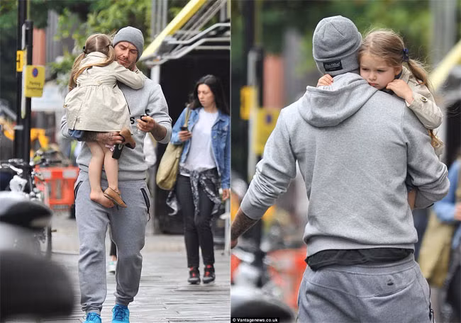 Harper nũng nịu gục đầu vào vai bố, tay ôm chặt cổ bố không chịu rời.