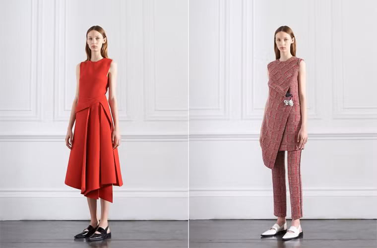  Bộ sưu tập mới của Victoria Beckham tập trung điểm nhấn vào các đường cắt, lớp váy áo. Những chiếc váy được thiết kế với phần vạt bắt chéo và đính bằng một chiếc ghim hoa.