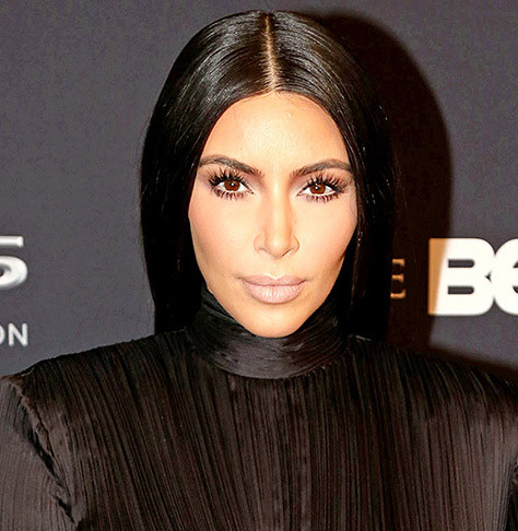 Tháng 1/2015, Kim khác lạ trong bộ dạng đen xì từ trên xuống dưới như một nữ tu và thần thái cũng khác hẳn vẻ sexy vốn có trước đó.