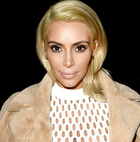 Tháng 3/2015, từ tóc đen, Kim lại nhuộm thành vàng và trang điểm khuôn mặt tông nhạt nên trông cô thật khác biệt khi tham dự Tuần lễ Thời trang Paris.