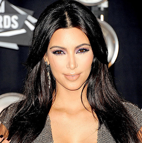 Tháng 8/2011, một tuần sau đám cưới với Kris Humphries, ngôi sao truyền hình thực tế tham dự lễ trao giải MTV Video Music Awards với vẻ ngoải rạng rỡ nhờ đôi mắt được đánh viền tím và khuôn mặt mịn màng không tì vết.