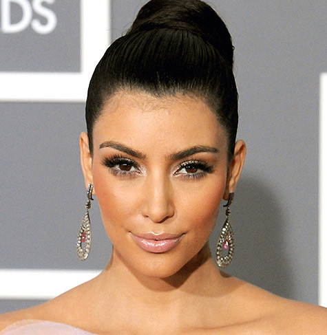 Qua hai năm trở thành ngôi sao truyền hình thực tế, Kim Kardashian đã thay đổi rất nhiều về diện mạo. Cô biết cách trang điểm tinh tế và làm nổi bật các nét nên khuôn mặt trong sắc sảo hơn.