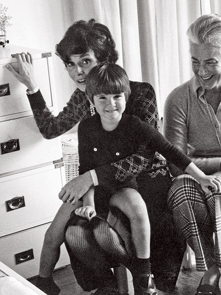 Luca ngồi trên đùi mẹ, bức ảnh chụp ở Rome năm 1973.