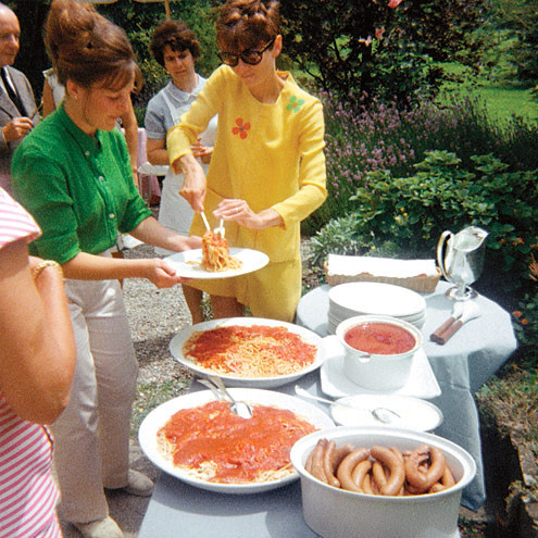 Hepburn làm món yêu thích của bà, mì spaghetti phục vụ các con và bạn bè.