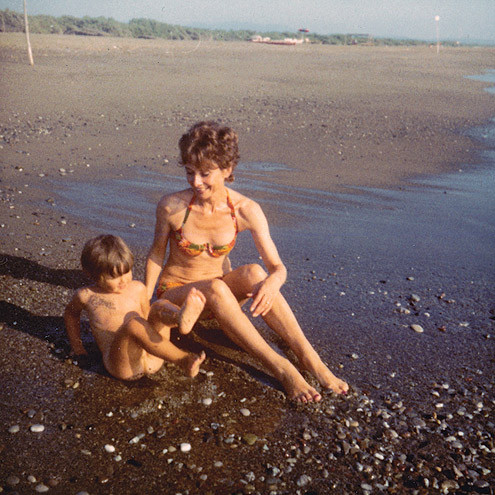 Luca được đi biển Tuscany cùng mẹ vào năm 1972. “Mọi người nghĩ sống với một ngôi sao như Audrey Hepburn thì không thể bình thường như bao người khác. Nhưng tôi thấy cuộc sống của mẹ con tôi không có gì bất thường”.