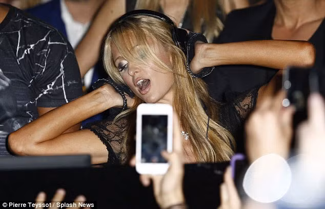 Paris Hilton hết mình trong đêm quảng bá single tại hộp đêm.