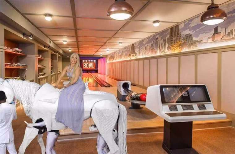 Lady Gaga cho xây dựng hẳn một phòng dành riêng để luyện ném bowling. Ngoài ra trong biệt thự 23 triệu USD ở Malibu của nữ ca sĩ quái chiêu này còn có một sân ném bóng bocce và một chuồng ngựa.