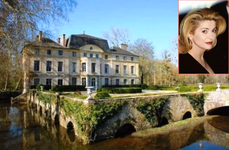 Lâu đài được xây dựng từ thế kỷ 18 mà ngôi sao người Pháp Catherine Deneuve đang ở có hẳn một cái hào đào bao quanh. Khi về sống tại đây, Deneuve đã cho xây dựng thêm một số tiện ích hiện đại như bể bơi và một phòng thư giãn. Năm 2014, lâu đài được rao bán với giá 3,2 triệu USD.