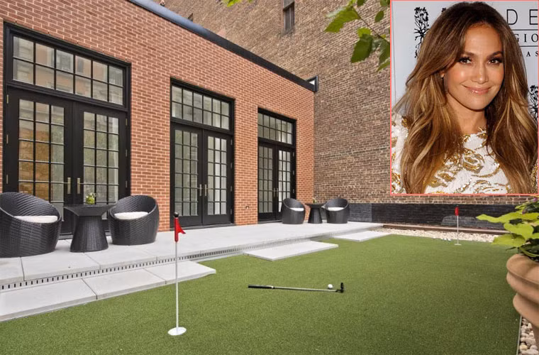 Jennifer Lopez là một fan của môn golf nên cô đã cho làm hẳn một sân cỏ xanh ngắt trên mái của penthouse 22 triệu USD của mình ở Manhattan để phục vụ cho sở thích đánh golf.