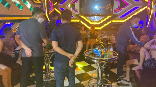 Hai Duong: To chuc “tiec ma tuy” trong quan karaoke, 2 doi tuong bi khoi to-Hinh-2