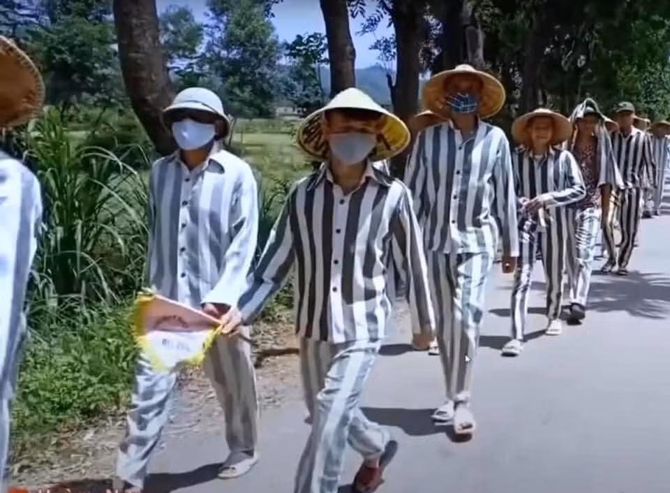 Sau khi bị TAND thị xã Từ Sơn tuyên án, Khá Bảnh được đưa về thi hành án tại trại giam Hoàng Tiến (TP Chí Linh, tỉnh Hải Dương). Đến ngày 20/12/2020, nhiều trang, nhóm trên mạng xã hội Facebook đồng loạt đưa tin Khá Bảnh chết trong trại tạm giam. Công an sau đó khẳng định đây chỉ là tin đồn. Lãnh đạo Trại giam Hoàng Tiến khi đó khẳng định: “"Khá Bảnh vẫn khỏe mạnh, béo trắng và đi lao động bình thường". 