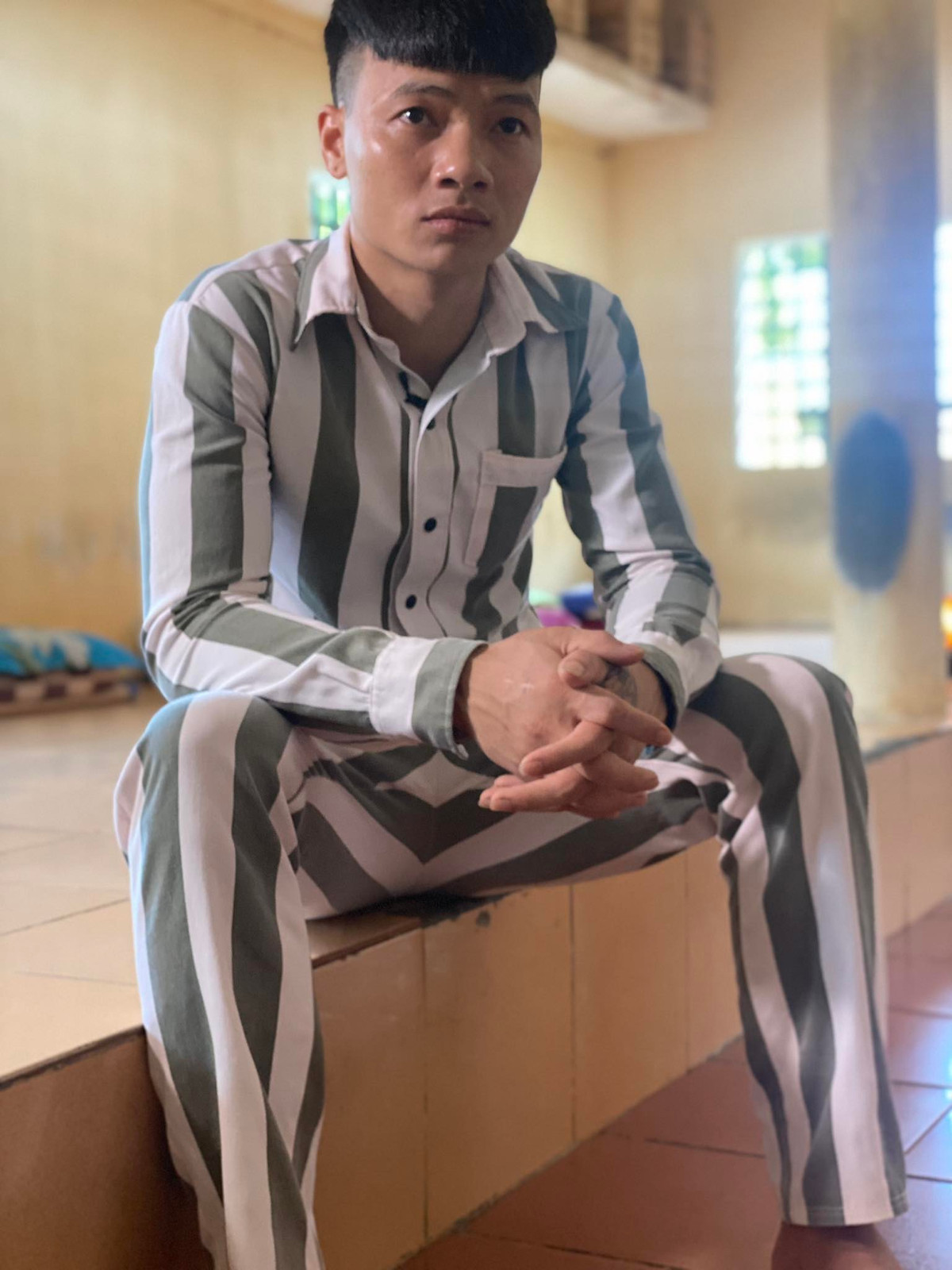 Theo Thông tư 17/2020 của Bộ Công an về nội quy cơ sở giam giữ phạm nhân có hiệu lực từ ngày 3/4/2020 nêu rõ một số hành vi bị cấm. Trong đó, có quy định phạm nhân nam bị cấm cắt tóc trọc đầu (trừ trường hợp bị bệnh có ý kiến của cán bộ y tế), để râu, ria mép. Do đó, Khá Bảnh vẫn có thể để kiểu tóc cắt moi ưa thích. (Ảnh: Truyền hình Quốc hội).