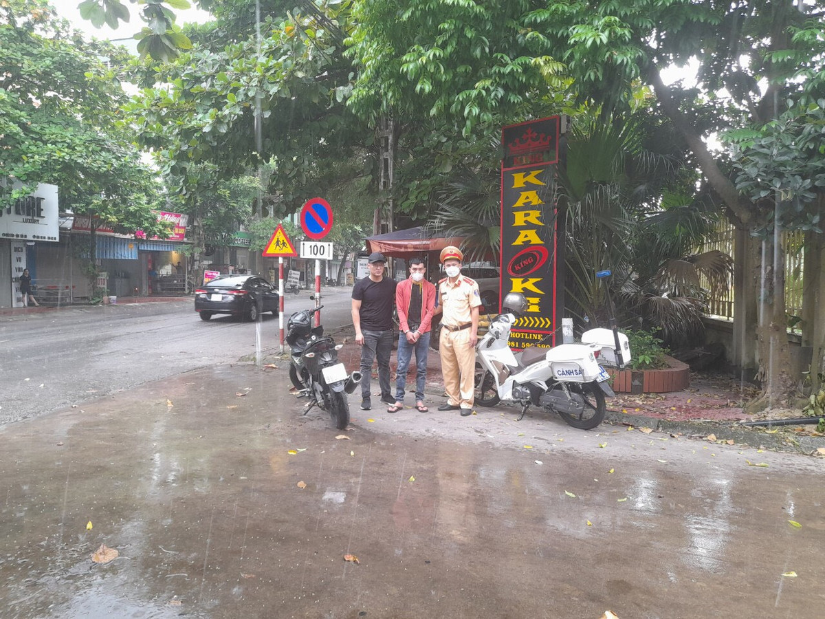 Hai Duong: Di xe mo to khong MBH, kiem tra phat hien ma tuy