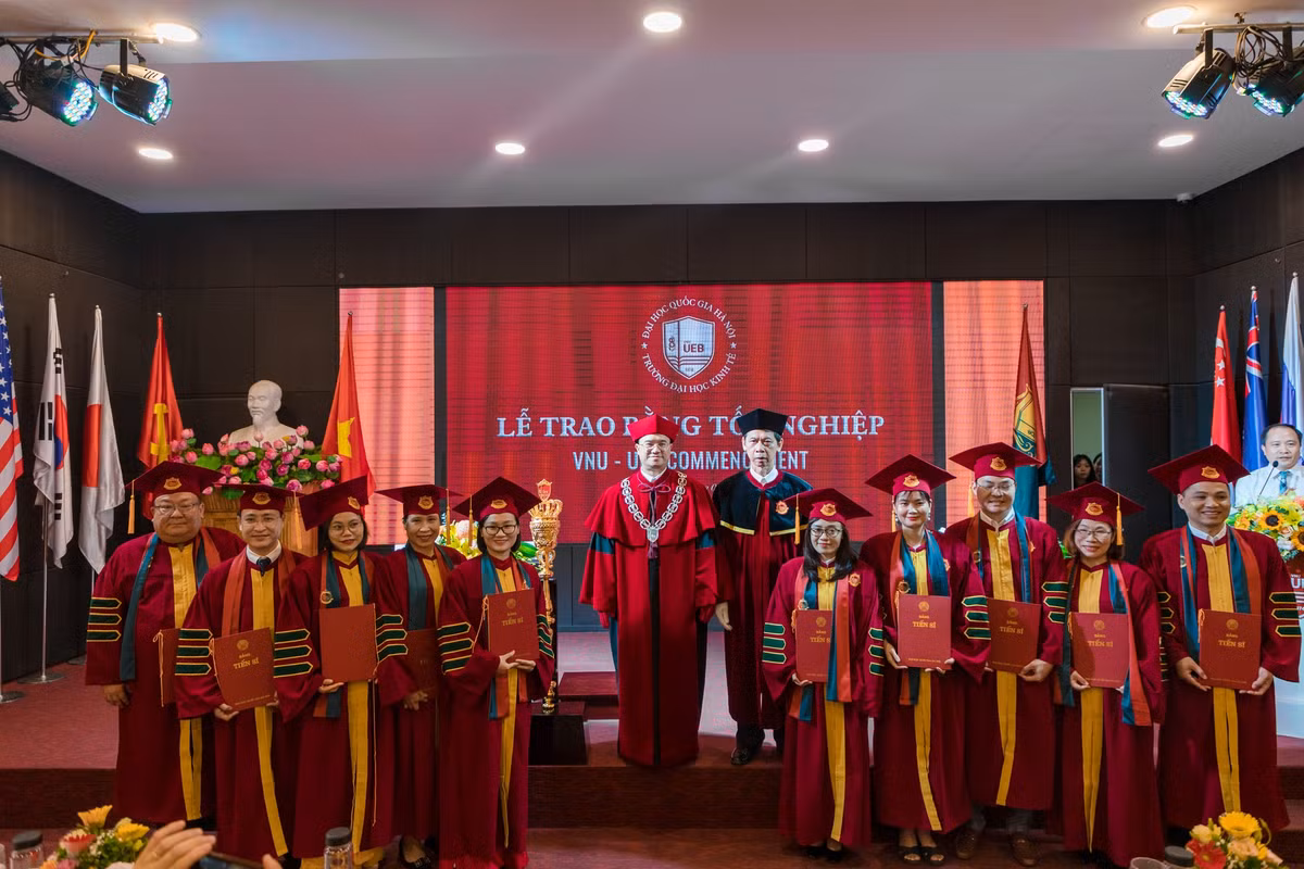 Tranh cai trang phuc Hieu truong DH Kinh te: Bo GD&DT quy dinh le phuc the nao?-Hinh-3