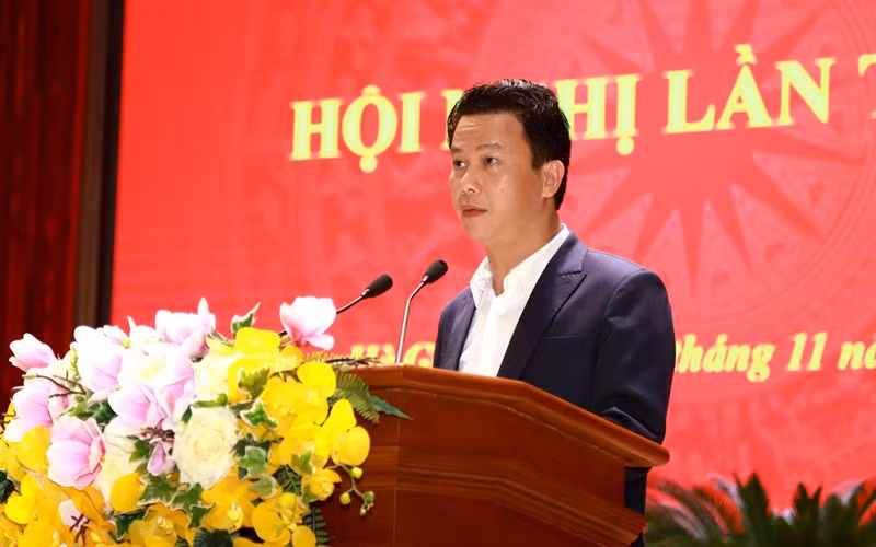  Bí thư Tỉnh ủy Hà Giang Đặng Quốc Khánh làm Trưởng Ban Chỉ đạo phòng, chống tham nhũng, tiêu cực tỉnh Kon Tum. Ông Khánh 45 tuổi, quê quán Hà Tĩnh.