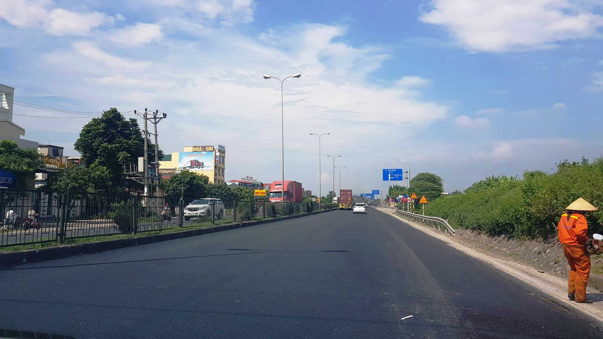 Một trong những đoạn đường vừa được trải thảm nhựa thay thế mặt đường xuống cấp trước đây.