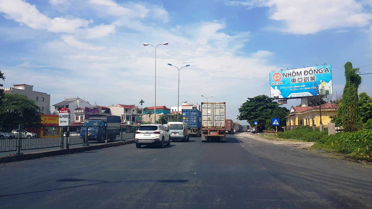 Đoạn qua ngã 3 Tiền Trung đã được cải tạo, trải thảm bê tông nhựa. 