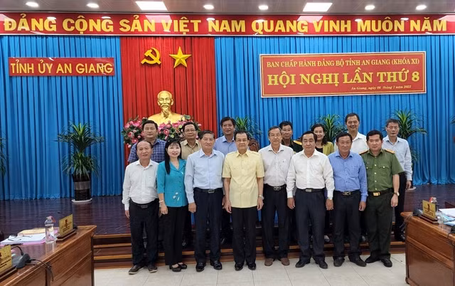  Bí thư Tỉnh ủy An Giang Lê Hồng Quang làm Trưởng Ban Chỉ đạo phòng, chống tham nhũng, tiêu cực tỉnh An Giang. Ông Quang 54 tuổi; quê quán Kiên Giang, nguyên Phó Chánh án Thường trực Tòa án nhân dân tối cao.