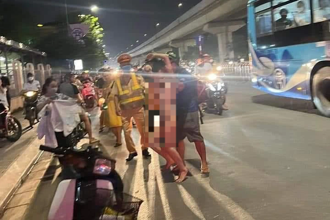 Co gai khong mac do tren pho Nguyen Trai: Kho xu ly vi pham vi ly do nay