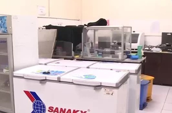 Tháng 8/2015, Việt Á đăng ký thay đổi thông tin doanh nghiệp lần thứ 5, nâng vốn điều lệ doanh nghiệp lên 200 tỷ đồng. Đến tháng 10/2017, công ty này tiếp tục đăng ký thay đổi thông tin doanh nghiệp lần 6, vốn điều lệ doanh nghiệp được nâng lên 1.000 tỷ đồng. Đáng chú ý, cả 3 cổ đông trên vẫn nắm giữ khoảng 20% cổ phần vốn doanh nghiệp. Như vậy, có khoảng 800 tỷ đồng được các cổ đông khác đã bơm vào doanh nghiệp. Từ đây dư luận đặt câu hỏi: Những ai đã đổ tiền vào Việt Á?